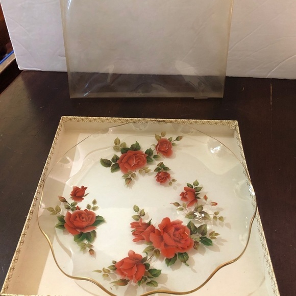 - Vintage Wavy Glass Dish with Red Roses. NEW in Box. - Picture 2 of 5